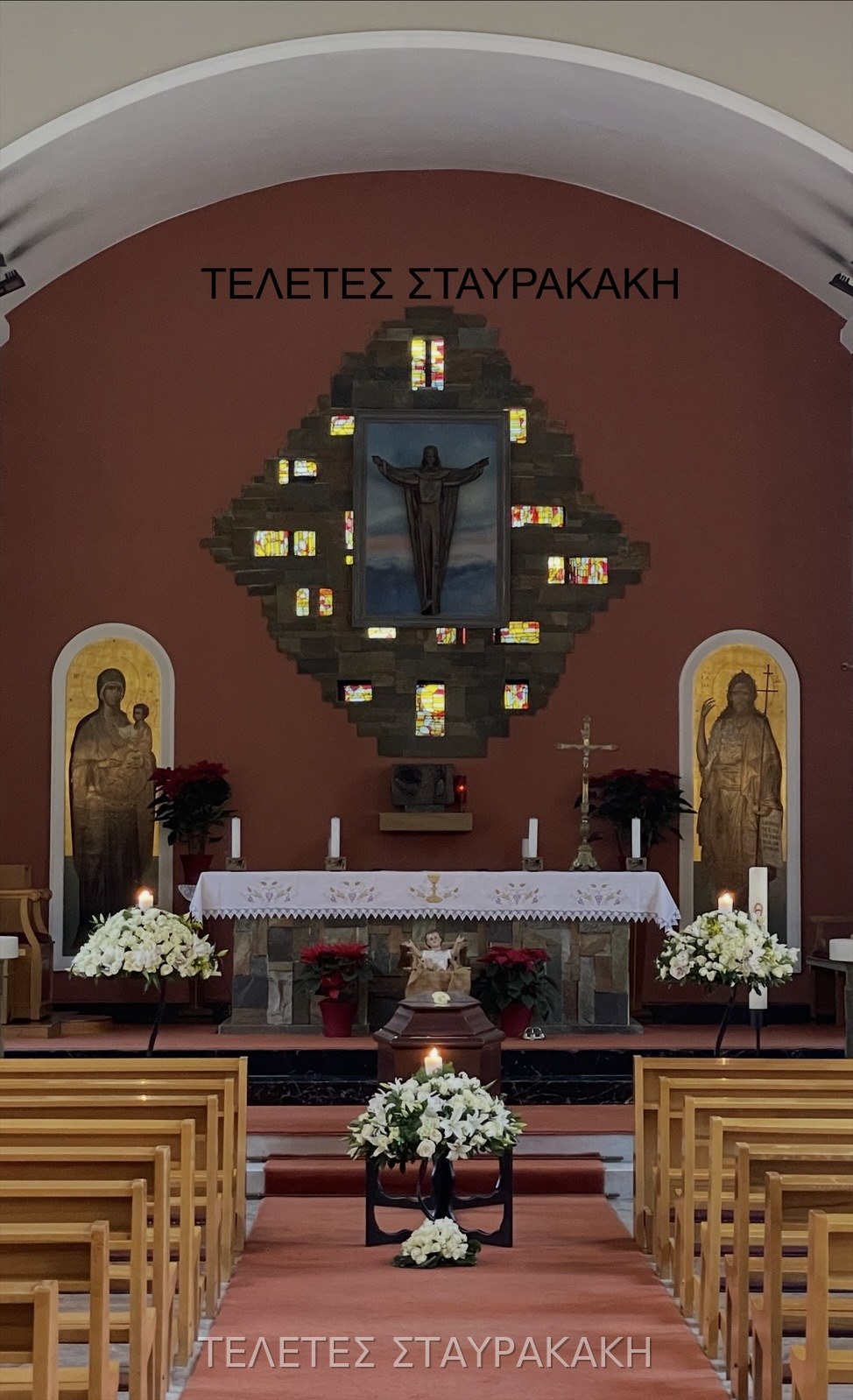 Εντυπωσιακή εικόνα εκκλησίας με στολισμό