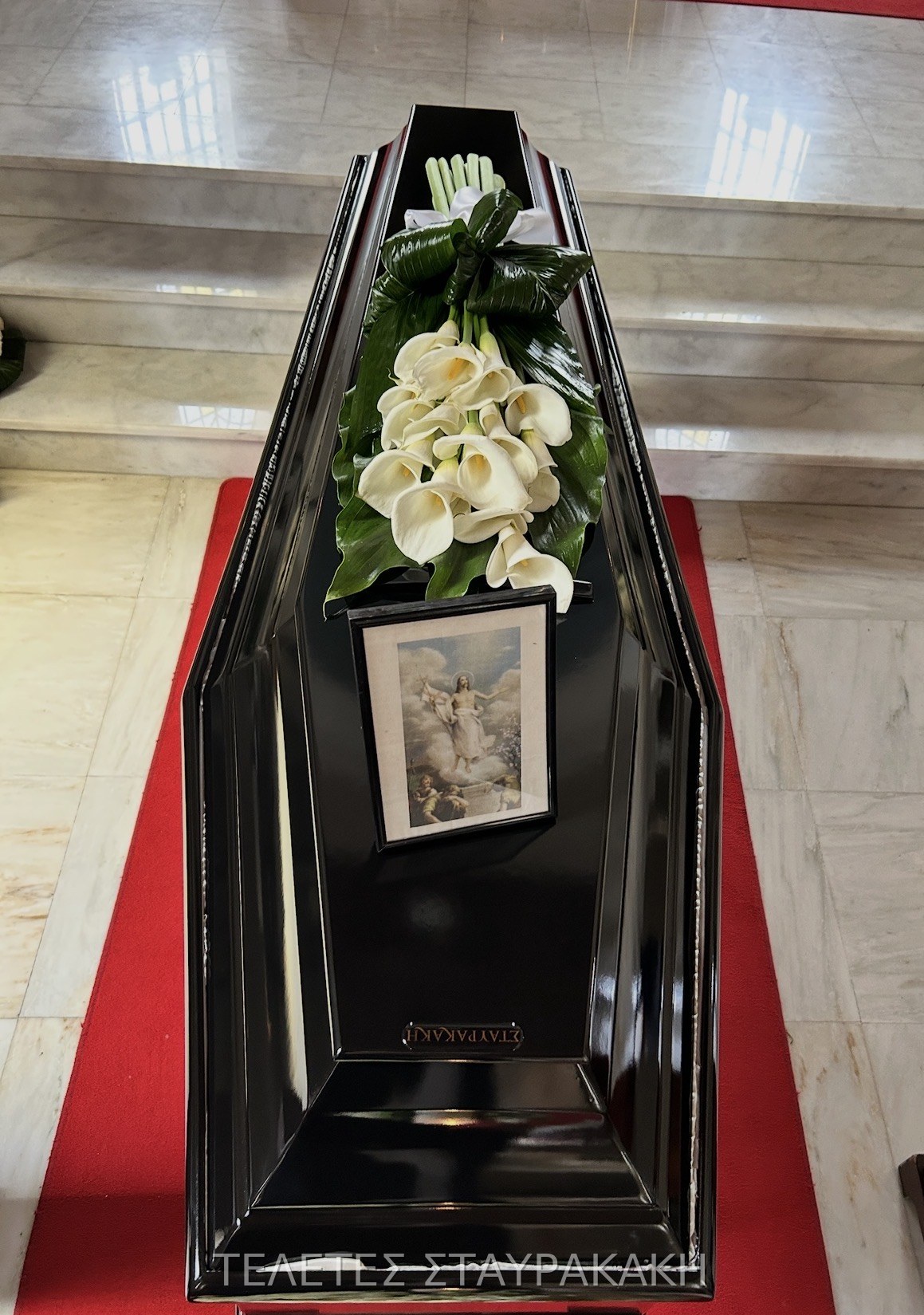 Στολισμός τελετής με συμμετρικές ανθοσυνθέσεις